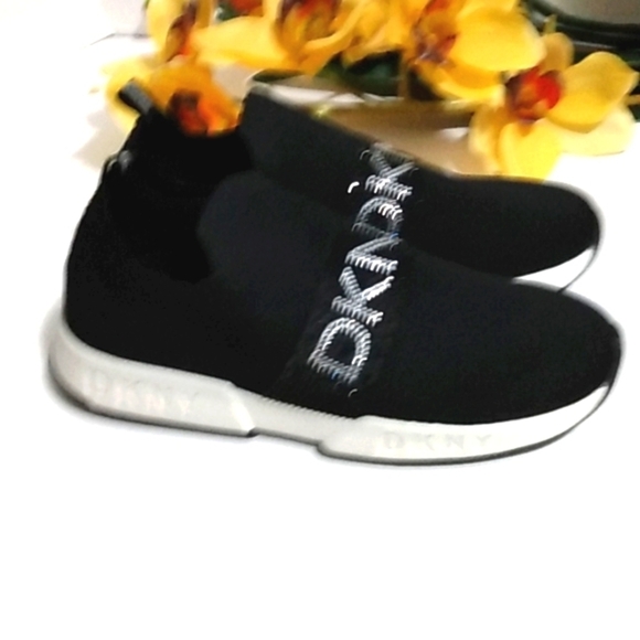 DKNY BLACK WHITE RHINESTONE SLIP-ON SNEAKERS SIZE 5 NWOT - Picture 4 of 14